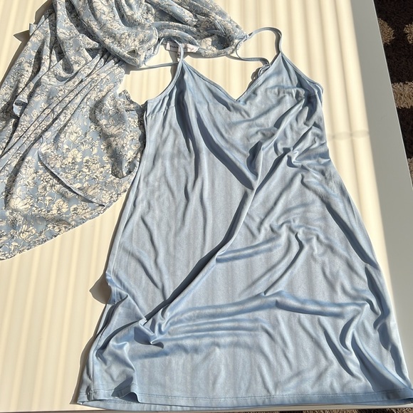 Emma & Michele gathered empire waist, bell sleeves, slits, tie&buttons - Picture 6 of 8